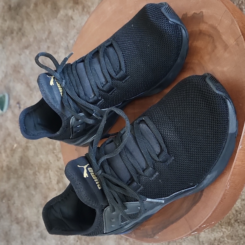 Puma Size 8 womens black sneakers tennis shoes